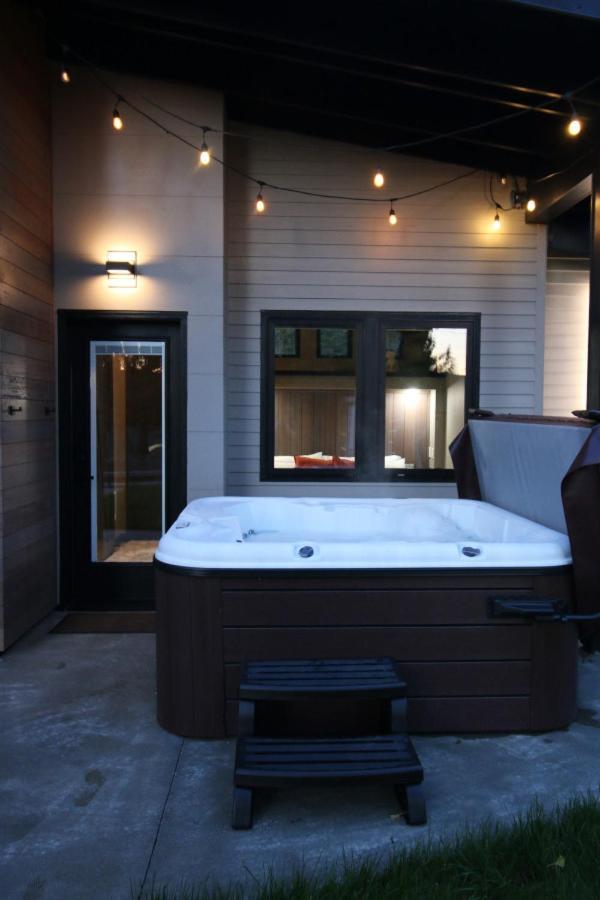 Luxe Lake Cabin Hot Tub Grill Firepit Ev Charger Onalaska Zewnętrze zdjęcie