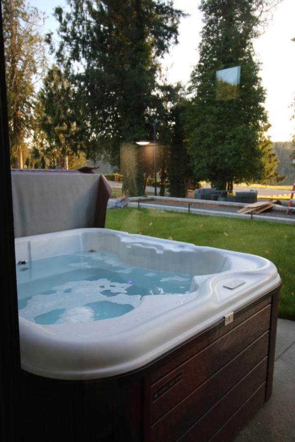 Luxe Lake Cabin Hot Tub Grill Firepit Ev Charger Onalaska Zewnętrze zdjęcie