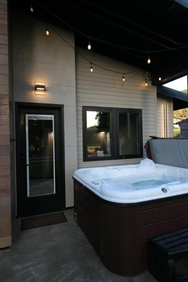 Luxe Lake Cabin Hot Tub Grill Firepit Ev Charger Onalaska Zewnętrze zdjęcie